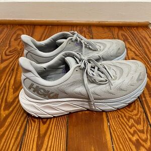 Hoka Arahi 6 running shoes in the Harbor Mist/Silver size 10